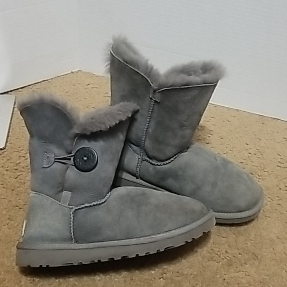 UGG W5/6 Bailey Button boots